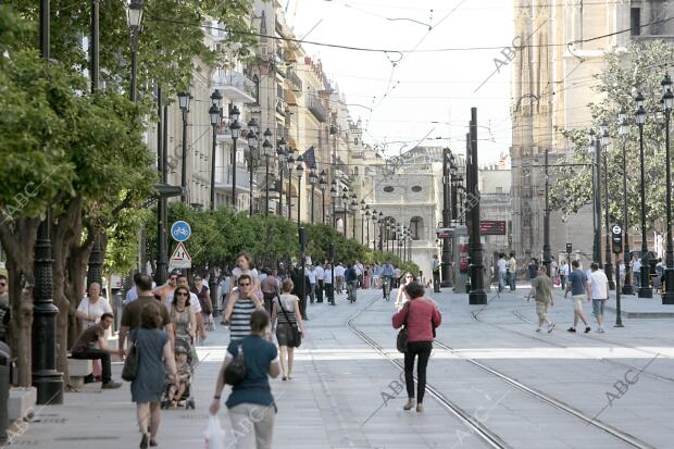 Mobiliario urbano en la avenida de la Constitucion y puerta Jerez