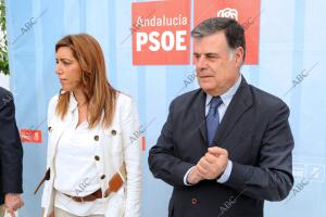 El secretario general del Psoe-Sevilla Jose Antonio Viera junto A Susana Diaz en...