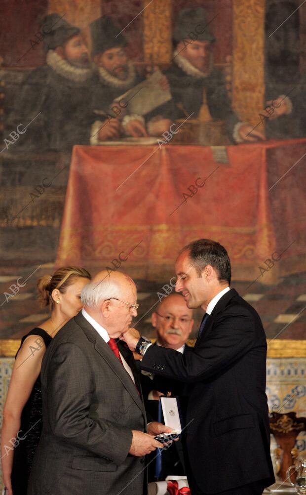 El presidente de la Generalitat Francisco Camps entrega el premio de convivencia...