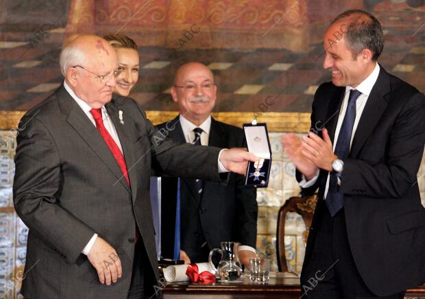 El presidente de la Generalitat Francisco Camps entrega el premio de convivencia...