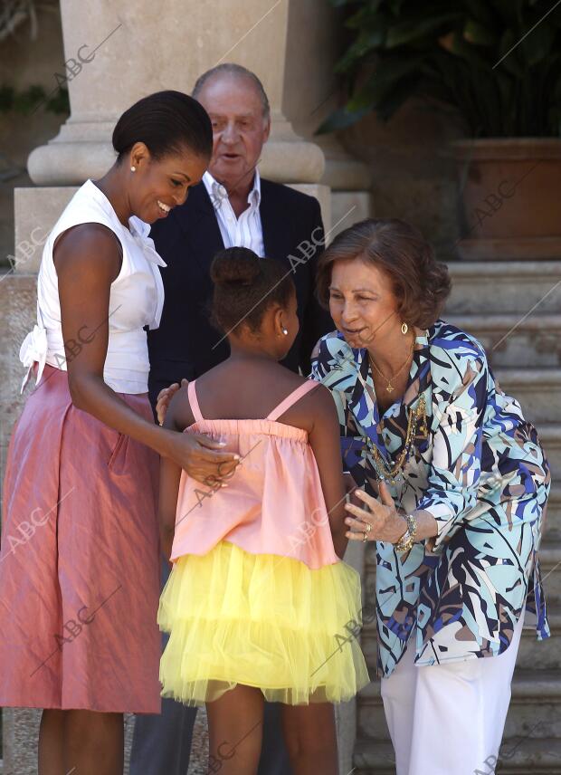 La Reina Sofia saluda A Michalle Obama y su Hija en el palacio de Marivent