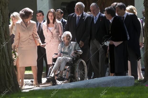 Los Reyes Don Juan Carlos y Doña Sofía, la Ministra de Cultura González Sinde y...