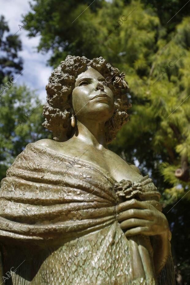 monumento a la duquesa de alba en los jardines del cristina