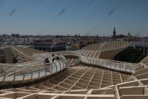 Visitantes en la pasarela y el mirador de Metropol Parasol