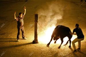 Durante las noches veraniegas se suelta al toro de fuego