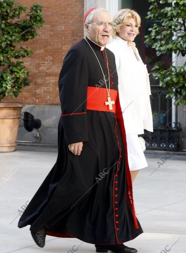 Visita del arzobispo de Madrid, monseñor Rouco Varela, acompañado por la...