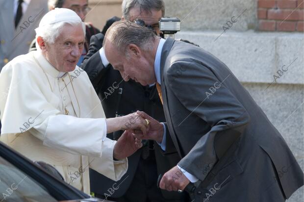 Los reyes don juan Carlos y doña sofia, junto a los principes de asturias Felipe...