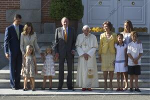 Los reyes don juan Carlos y doña sofia, junto a los principes de asturias Felipe...