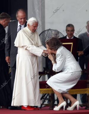 spedida por parte de los Reyes a su Santidad el Papa Benedicto XVI tras su...