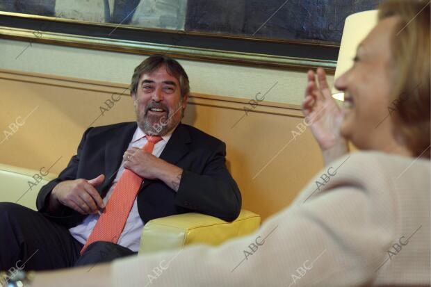 El alcalde de Zaragoza Juan Alberto Belloch mantiene un encuentro con la...