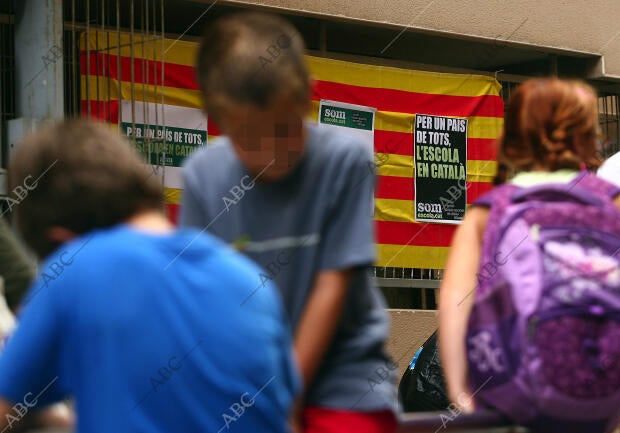 Primer día de clase. Pancartas de promoción del catalán