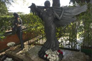 Tumba mausoleo de la familia Flores: Lola, Antonio y «el Pescailla»