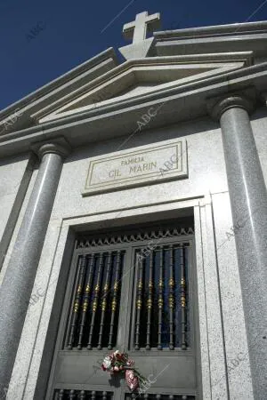 Cementerio de la Almudena. Víspera del día de todos los santos. Tumba del...