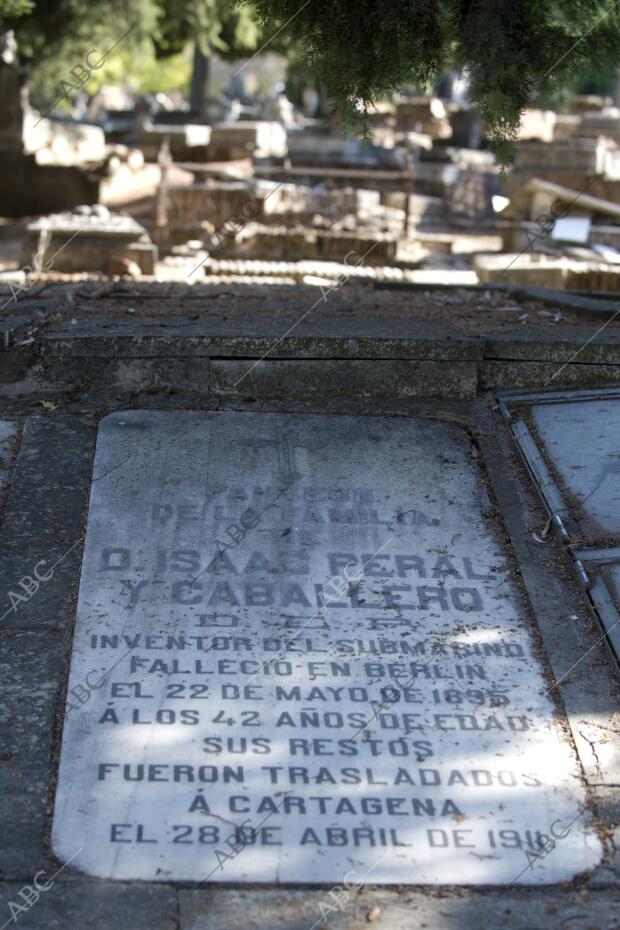 Cementerio de la Almudena. Víspera del día de todos los santos. Tumba de Isaac... Archivo ABC