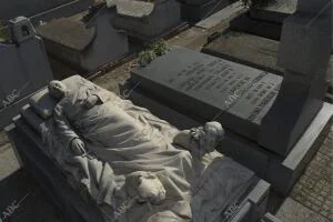 Cementerio de la Almudena. Víspera del día de todos los santos. Tumba de un...