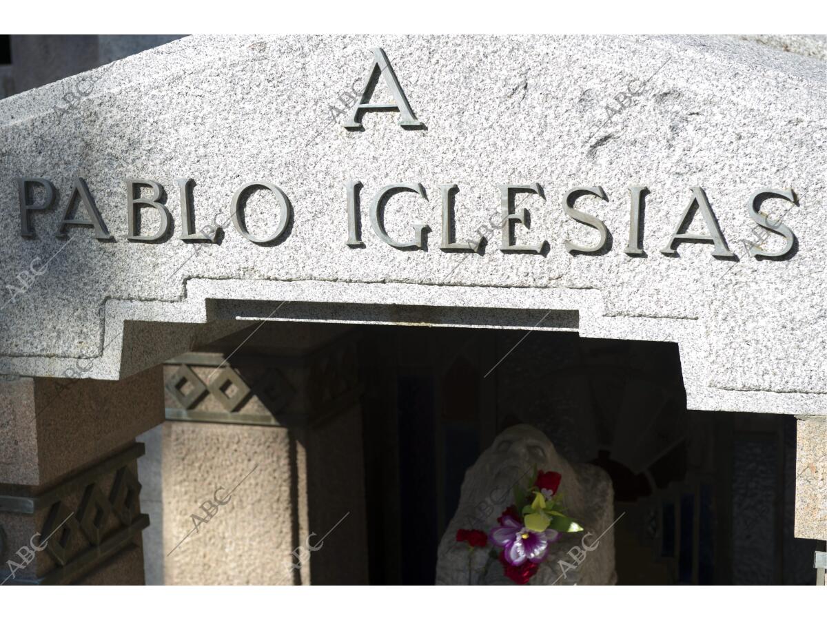 Cementerio de la Almudena. Víspera del día de todos los santos. Tumba
