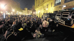 Manifestantes protestan frente a la vivienda de la alcaldesa, Rita Barberá