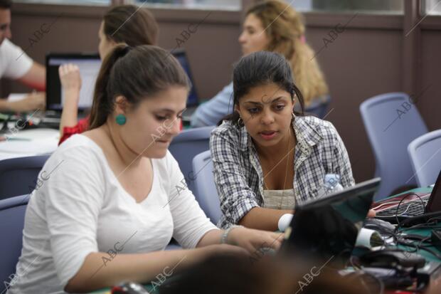 Estudiantes en la biblioteca de arquitectura en Reina Mercedes