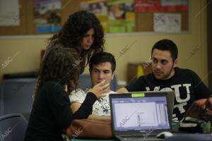 Estudiantes en la biblioteca de arquitectura en Reina Mercedes