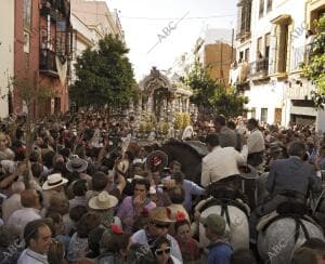 Salida de la hermandad del Rocio de Triana, por la Calles del Arrabal