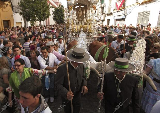 Salida de la hermandad del Rocio de Triana, por la Calles del Arrabal