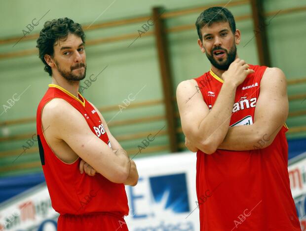 la alcaldesa ana botella acudio a despedir a la seleccion olimpica de baloncesto...