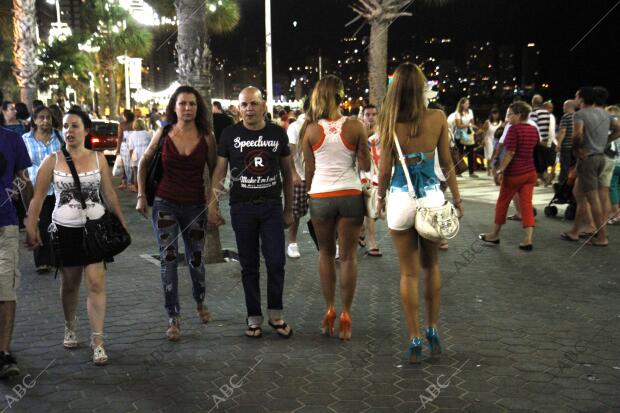 Zona de Ocio de Benidorm, turistas ingleses disfrutan de locales en la calle...