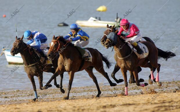 Los jinetes luchando por ganar el primer puesto en las carreras