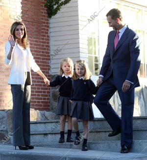 ssaarr los principes de asturias acompañan a sus hijas las infantas leonosr y...