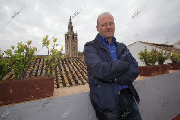 Entrevista a Pepe Mel, entrenador del Real Betis balompié a los pies de la...