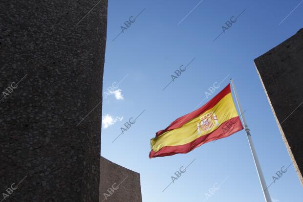 Bandera de España en la plaza de Colón