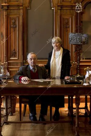 Pierre Joliot-Curie y su esposa visitan el despacho del fundador en el que se...