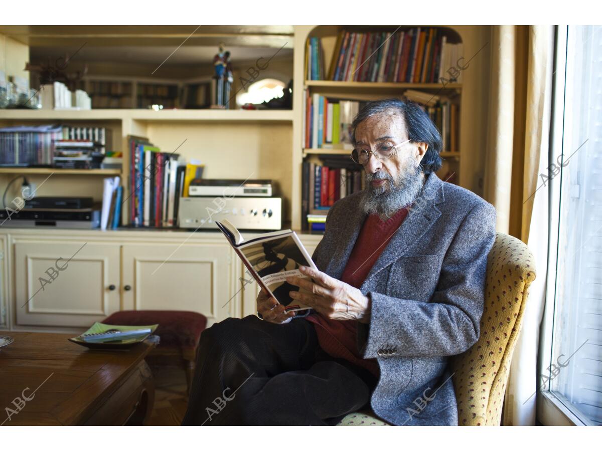 Entrevisrta a Juan Eduardo Zúñiga, escritor, en su casa Archivo ABC