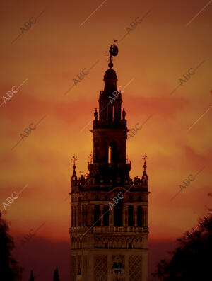 Foto de un atardecer con la giralda en un domingo de Ramos