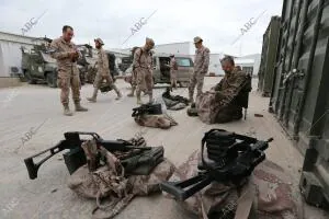 Entrega de armamento de los primeros soldados españoles destinados en la Base de...