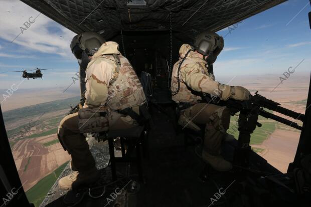 Traslado en convoy con acompañamiento aéreo de helicópteros Tigre Chinookl y...