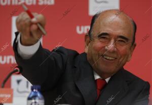 Emilio Botín durante la rueda de prensa tras la junta general de accionista de...