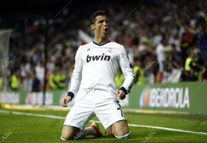 En la imagen, Cristiano Ronaldo marca y celebra el gol