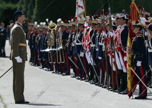 Don Felipe pasa revista a las tropas de la Guardia Real en la jura a la bandera...