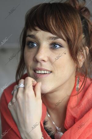 La cantante Francesa ZAZ durante la entrevista mantenida hoy tras su concierto...