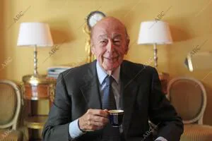 El expresidente Giscard dEstaing toma una taza de café durante la entrevista con...