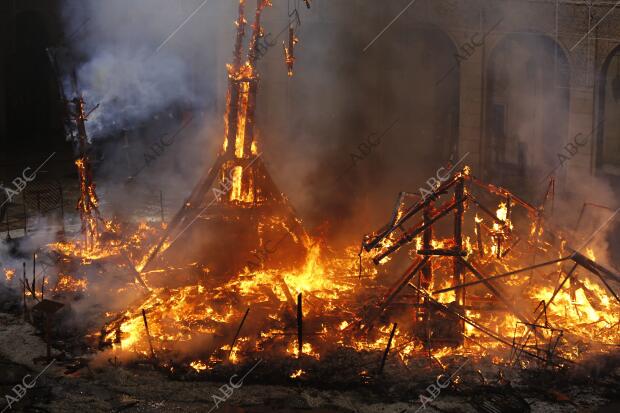 Cremá Hogueras de San Juan en la Hoguera del Ayuntamiento de Alicante Foto Juan...