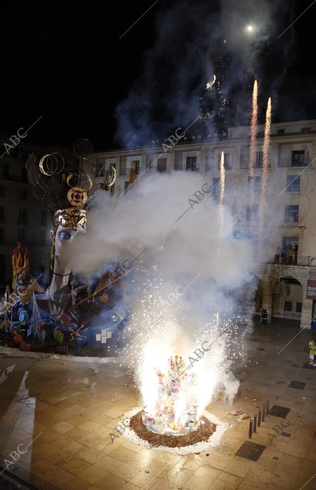 Cremá Hogueras de San Juan en la Hoguera del Ayuntamiento de Alicante Foto Juan...