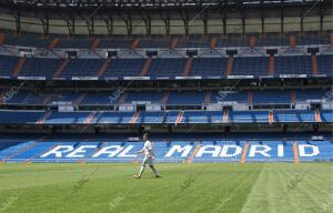 Florentino Pérez presenta en el Santiago Bernabéu a Francisco Román Alarcón...