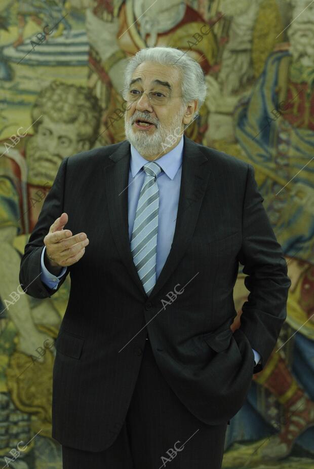 El rey don Juan Carlos recibe en audiencia al cantante Placido Domingo