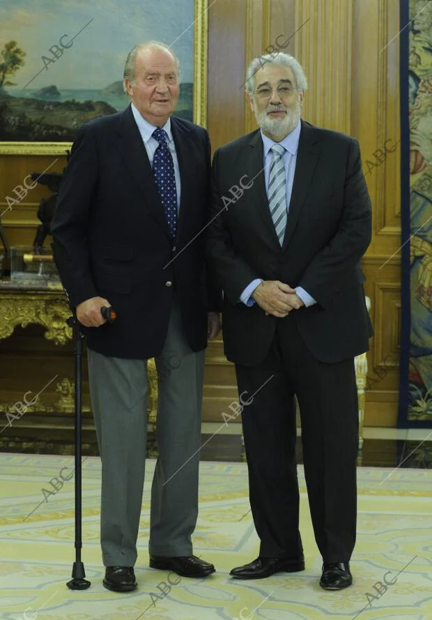 El rey don Juan Carlos recibe en audiencia al cantante Placido Domingo