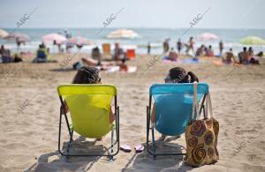 Unas Mujeres Sentadas Toman el Sol