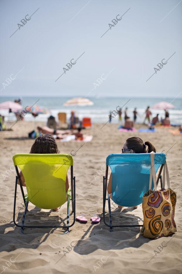 Unas Mujeres Sentadas Toman el Sol