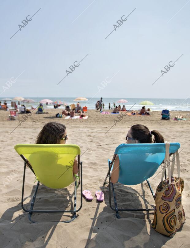 Unas Mujeres Sentadas Toman el Sol