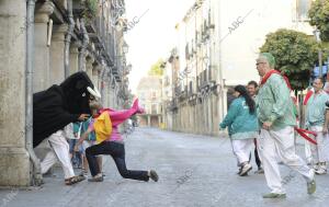 Encierro, por el centro de Alcala hasta el ayuntamiento, de toros de carton...